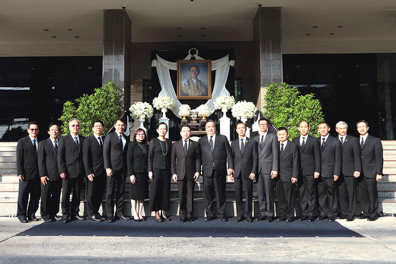 “รวมพลังแห่งความภักดี” : บริษัท ไทยเบฟเวอเรจ จำกัด (มหาชน) นำโดย ฐาปน สิริวัฒนภักดี กรรมการผู้อำนวยการการใหญ่ พร้อมด้วยคณะผู้บริหาร ร่วมกิจกรรม “รวมพลังแห่งความภักดี” ตามแนวคิดของ พล.อ.ประยุทธ์ จันทร์โอชา นายกรัฐมนตรี ที่จัดพร้อมกันทั่วประเทศ เพื่อประกาศความจงรักภักดี และร่วมรำลึกถึงพระบาทสมเด็จพระปรมินทรมหาภูมิพลอดุลยเดช เนื่องในโอกาสวันคล้ายวันพระราชสมภพ 89 พรรษา 5 ธันวาคม 2559 โดยมีการถวายสัตย์ปฏิญาณตนแสดงความจงรักภักดี และร่วมร้องเพลงสรรเสริญพระบารมี ณ อาคารแสงโสม