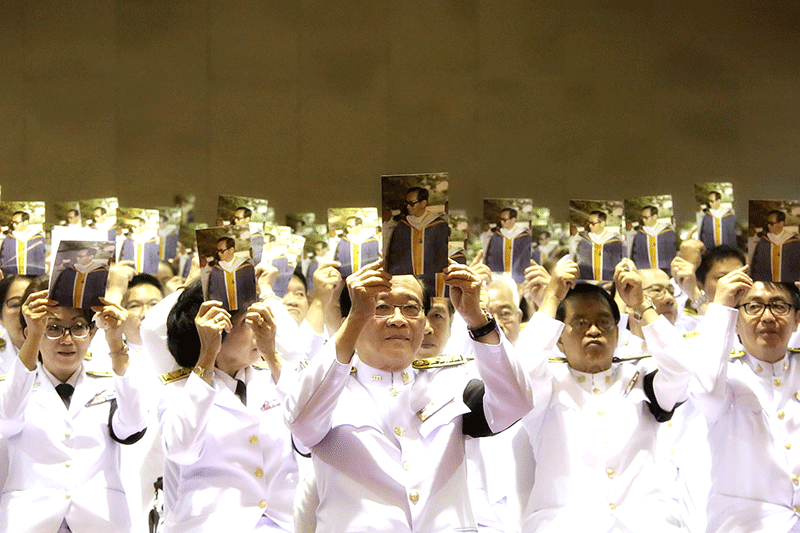 รวมพลัง : ผศ.วุฒิศักดิ์ ลาภเจริญทรัพย์ อธิการบดีมหาวิทยาลัยรามคำแหง นำคณะผู้บริหาร คณาจารย์ ข้าราชการ เจ้าหน้าที่ นักศึกษา ศิษย์เก่าและประชาชน ร่วมถวายสัตย์ปฏิญาณตนเพื่อชาติ ศาสนา พระมหากษัตริย์ ในงาน “รวมพลังแห่งความภักดี” เพื่อแสดงความจงรักภักดี และร่วมรำลึกถึงพระมหากรุณาธิคุณพระบาทสมเด็จพระปรมินทรมหาภูมิพลอดุลยเดช เนื่องในโอกาสวันคล้ายวันพระราชสมภพปีที่ 89 ณ อาคารหอประชุมพ่อขุน
รามคำแหงมหาราช