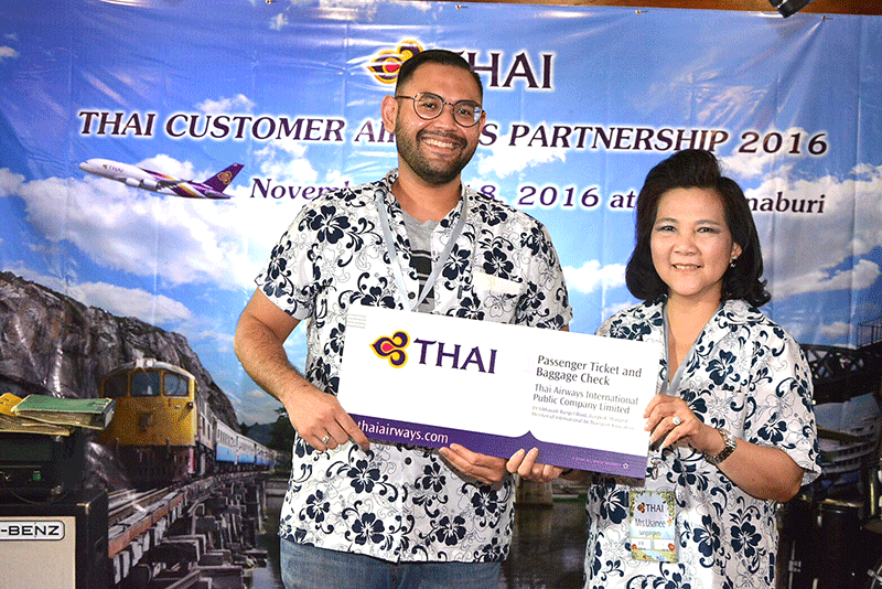 ลูกค้าการบินไทย : อุษณีย์ แสงสิงแก้ว รอง กก.ผอ.ใหญ่ หน่วยธุรกิจบริการการบิน(D1) เป็นประธานจัดงาน THAI Customer Airlines Partnership 2016 ณ โรงแรมริเวอร์แคว พาราไดซ์ อ.ทองผาภูมิ จ.กาญจนบุรี โดยมีผู้แทนสายการบินลูกค้ากว่า 50 สายการบิน เข้าร่วมงานในครั้งนี้ โดยในการจัดงานครั้งนี้มีวัตถุประสงค์เพื่อสร้างความสัมพันธ์อันดี
ระหว่างลูกค้าสายการบิน และหน่วยธุรกิจบริการการบิน ได้แก่ วรางคณา ลือโรจน์วงศ์ กก.ผจก.ฝ่ายครัวการบิน(DC) ฝ่ายบริการลูกค้าภาคพื้น และฝ่ายบริการอุปกรณ์ภาคพื้น ที่ จ.กาญจนบุรี