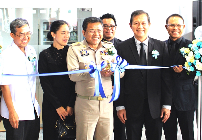 บริการประชาชน : นพ.สมชาย จันทร์สว่าง ปธ.จนท.บห.โรงพยาบาลวัฒนแพทย์ และ อรรถพร เนื่องอุดม ผอ.ท่าอากาศยานนานาชาติกระบี่ ต้อนรับ พินิจ บุญเลิศ ผวจ.กระบี่ ที่มาเป็นประธานเปิด “ห้องปฐมพยาบาล” โดยความร่วมมือระหว่างภาครัฐและเอกชนครั้งแรก ที่อาคาร 1 ท่าอากาศยานนานาชาติกระบี่