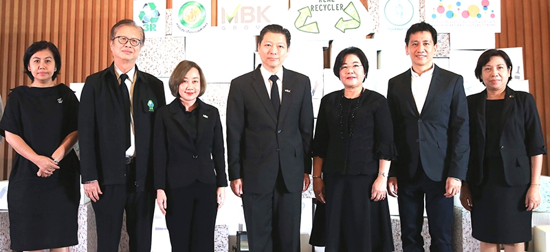 REAL RECYCLER : สุเวทย์ ธีรวชิรกุล ประธานเจ้าหน้าที่บริหาร บมจ.เอ็ม บี เค, สุวรรณา จุ่งรุ่งเรือง ผอ.สำนักสิ่งแวดล้อม กทม., ยุทธพงษ์ วัฒนะลาภา เลขาธิการมูลนิธิการจัดการทรัพยากรอย่างยั่งยืน, รศ.ดร.สิงห์ อินทรชูโต จากคณะสถาปัตยฯ ม.เกษตรศาสตร์, มรกต สนิทธางกูล ผอ.เขตปทุมวัน และ ลักขณา คุณาวิชยานนท์ ผอ.หอศิลปวัฒนธรรมแห่ง กทม.ร่วมแถลงข่าวโครงการ “รักษ์โลกจริง เลิกทิ้ง เลิกเท” ให้ตื่นตัวกับปัญหาขยะ ที่หอศิลป์ฯ กทม.