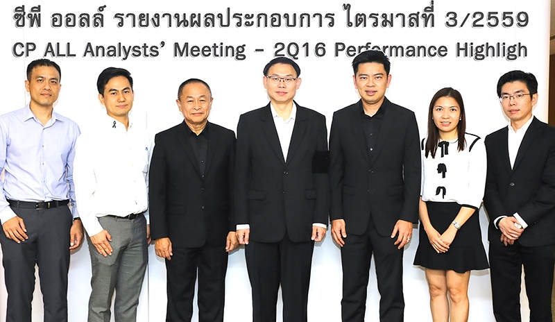 ธรรมาภิบาล : ยุทธศักดิ์ ภูมิสุรกุล รอง กก.ผจก.อาวุโส บมจ.ซีพี ออลล์ ผู้บริหารเซเว่น อีเลฟเว่น พร้อมด้วยผู้บริหาร รายงานข้อมูลผลประกอบการของบริษัทและบริษัทในกลุ่ม บมจ.ซีพี ออลล์ ไตรมาสที่ 3 ปี 2559 ภายใต้หลักธรรมาภิบาลด้วยความโปร่งใสเป็นธรรมและตรวจสอบได้ ที่อาคารธาราสาทร ถนนสาทรใต้