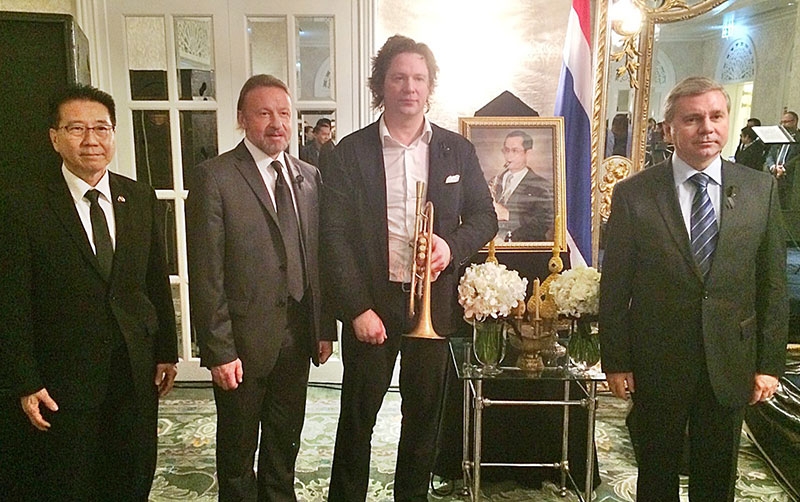 รัสเซียรำลึกพ่อหลวง : H.E. Mr. Kirill Barsky เอกอัครราชทูตรัสเซียประจำราชอาณาจักรไทย จัดงาน “Mourning reception” ในงานมีการบรรเลงบทเพลงพระราชนิพนธ์ โดย Vadim Eilenking (ศิลปินแจ๊สที่มีชื่อเสียงจากรัสเซีย) อีกทั้ง H.E. Mr. Sergey E.CHEREMIN (หัวหน้าฝ่ายเศรษฐกิจและความสัมพันธ์ระหว่างประเทศ, กรุงมอสโก) และ ดร.สมบัติ ธีระตระกูลชัย (ประธานหอการค้าไทย-รัสเซีย) มาร่วม ณ โรงแรม Mandarin Oriental, Bangkok