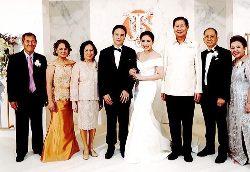 กิ่งทองใบหยก : ภูมินทร์ หะรินสุต รองประธานกรรมการหอการค้าไทย เป็นประธานในงานเลี้ยงฉลองมงคลสมรส ระหว่าง บุญมาพร บุตรี สมบูรณ์-ธิมาพร เวทย์วิไล กับ นพนันท์ บุตร สุนันท์-นพรพรรณ ศิริกุล ที่ห้องบอลรูม โรงแรมแมนดาริน โอเรียนเต็ล กรุงเทพฯ