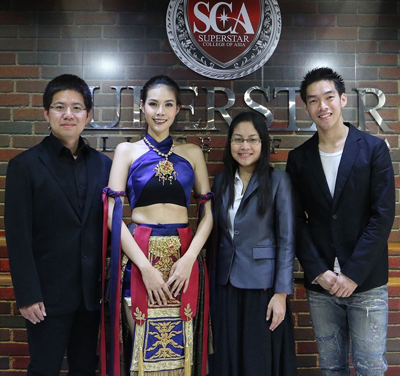 สู่...มิสเวิลด์ 2016 : อ.ภูมิ พิสิษฏ์พงศ์ วรเศรษฐการกิจ ประธานฯ วิทยาลัยดนตรีและศิลปะการแสดง Superstar College of Arts ต้อนรับ จิณณ์ณิตา บุดดี มิสไทยแลนด์เวิลด์ 2016 ที่มาฝึกฝนพัฒนาบุคลิกภาพ ก่อนขึ้นเวที ที่ สหรัฐอเมริกา