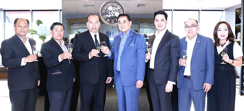 แห่งแรกในสนามบินของไทย : เพ็ชร ชั้นเจริญ ผอ.ท่าอากาศยานดอนเมือง เป็นประธานเปิด “Miracle Co-working Space” ในเครือ มิราเคิล กรุ๊ป ให้กับ ดร.อัศวิน อิงคะกุล ประธานกรรมการบริหารฯ โดยมี อนัคพล อิงคะกุล กรรมการบริหารฯ ร่วมต้อนรับแขกที่มาร่วมแสดงความยินดี อาทิ ศักดิ์ชัยอรุณรักถาวร รอง ผอ.ท่าอากาศยานดอนเมือง (สายปฏิบัติการ) และ วิสิฏฐ์ บาลี รอง ผอ.ท่าอากาศยานดอนเมือง (สายสนับสนุนธุรกิจ) ที่ชั้น 4 อาคารผู้โดยสาร 2 (ภายในประเทศ) ท่าอากาศยานดอนเมือง ซึ่งเปิดให้บริการทุกวัน เวลา 06.00-22.00 น.