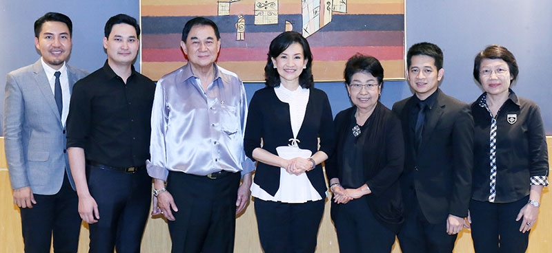 แนะให้รวย : พญ.นลินี ไพบูลย์ ปธ.กก.บจก.กิฟฟารีน สกายไลน์ ยูนิตี้ เปิดสัมมนา “โกลด์สตาร์ สู่เจ้าของกิจการมืออาชีพ ก้าวอย่างไร ให้รวยเร็ว” โดยมี ดร.อัศวิน อิงคะกุล ประธานกรรมการบริหารมิราเคิล กรุ๊ป และ อนัคพล อิงคะกุล ร่วมต้อนรับ ดร.นารี สุทธปรีดา รอง กก.ผจก.และ พงศ์พสุ อุณาพรหม ผอ.ใหญ่การตลาด บจก.กิฟฟารีน ที่มาร่วมสัมมนา ที่โรงแรมมิราเคิล 
แกรนด์ คอนเวนชั่น