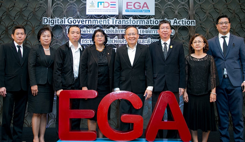 ตู้บริการอเนกประสงค์ของรัฐ : ดร.ศักดิ์ เสกขุนทด ผอ.สำนักงานรัฐบาลอิเล็กทรอนิกส์ กระทรวงดิจิทัลเพื่อเศรษฐกิจและสังคม จัดสัมมนา “Digital 
Government Transformation in Action” ชี้แจงความพร้อมบริการภาครัฐสู่ระบบดิจิทัล ด้วยตู้คีออส ศูนย์รวมข้อมูลเพื่อติดต่อราชการ (www.Info.go.th)