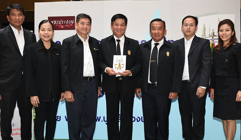 หมอทหารนักเขียน : พล.อ.นพ.บุญลือ วงษ์ท้าว อดีต ผอ.รพ.ทหารผ่านศึก เปิดตัวหนังสือ “การเมืองการปกครองไทย กำลังเปลี่ยนผ่านสู่ประชาธิปไตยยุคที่สาม” โดยมี รศ.ดร.อรรถกฤต ปัจฉิมนันท์, พล.อ.รศ.นพ.ไตรโรจน์ ครุฑเวโช และ พล.ท.ศ.คลินิก 
ภาณุวิชญ์ พุ่มหิรัญ ร่วมงาน ที่ เดอะกรูฟ เซ็นทรัลเวิลด์