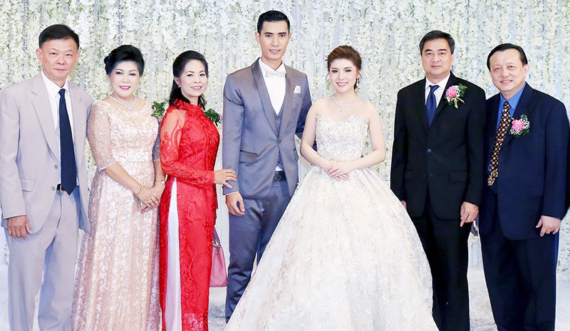 ชื่นชมสมรัก      อภิสิทธิ์ เวชชาชีวะ อดีตนายกรัฐมนตรี เป็นประธานในพิธีฉลองมงคลสมรส ระหว่าง อังสนา วิสฤตาภา บุตรี ทนงศักดิ์ – นภัสนันท์ วิสฤตาภา กับ วันชัย คุณปกรณ์การ บุตร พณิชพล เจริญกิจประภากุล –  นภาพร คุณาปกรณ์การ ที่ ห้องแกรนด์บอลรูม โรงแรมมิราเคิล แกรนด์ คอนเวนชั่น