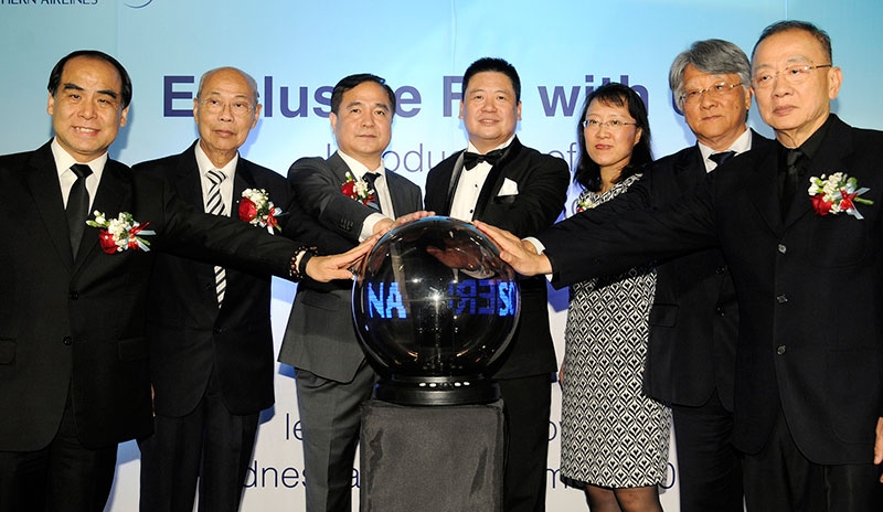 ท่องเที่ยวจีน     มร.เฉิน หลิ่ง ผจก.ใหญ่ประจำประเทศไทย ไชน่าเซาท์เทิรน์แอร์ไลน์ เปิดตัว 2 เส้นทางบินใหม่ สู่เมืองโตรอนโต้ ประเทศแคนาดา และเมืองแอดิเลด เครือรัฐออสเตรเลีย โดยมี มร.จาง เชน วู อุปฑูตจีน และ มิสจาง ซิน หง ผอ.ท่องเที่ยวจีน สำนักงานกรุงเทพฯ ร่วมงาน ที่ โรงแรมเลอบัว  ถนนสีลม