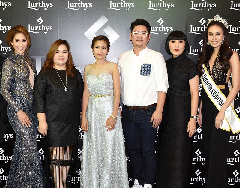 เพื่อหน้าสวย     นวรัตน์ สออนรัมย์ กก.ผจก.บริษัท เดอะพาวเวอร์คอร์เปอเรชั่น จำกัด, ศินีนาถ หลวงจันทร์ และ ดอนนี่ แสนขอนยาง กก.บห.บริษัทฯ ร่วมเปิดตัวผลิตภัณฑ์ใหม่ แป้งพัฟ Lurthys และแนะนำพรีเซ็นเตอร์คนใหม่ หนิง-กมลา กำภู ณ อยุธยา อดีตรองมิสไทยแลนด์เวิลด์ ปี 2540 ที่ โรงแรมแกรนด์เซ็นเตอร์พอยท์ เทอร์มินัล 21