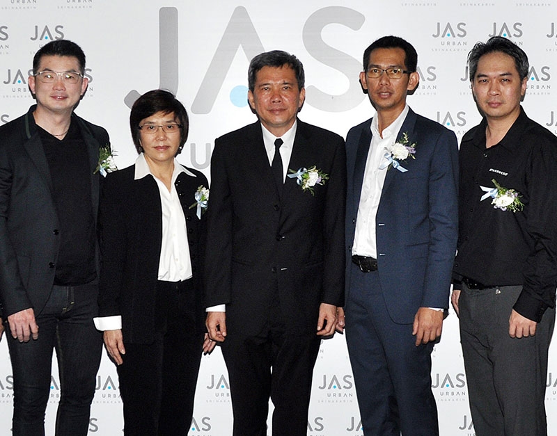 คอมมูนิตี้มอลล์ใหม่     สุพจน์ วรรณา ปธ.จนท.บห.บมจ.เจเอเอส แอสเซ็ท จัดงานเปิดตัว “แจส เออเบิร์น ศรีนครินทร์” ที่รวมร้านอาหาร ร้านค้า ซุปเปอร์มาร์เก็ต และโรงภาพยนตร์ ด้วยการออกแบบผสมผสานทั้งโคลสมอลล์และโอเพ่นมอลล์ โดยมี ชาติชาย อุทัยพันธ์ ผวจ.สมุทรปราการ ร่วมแสดงความยินดี ที่ แจส เออเบิร์น ถนนศรีนครินทร์