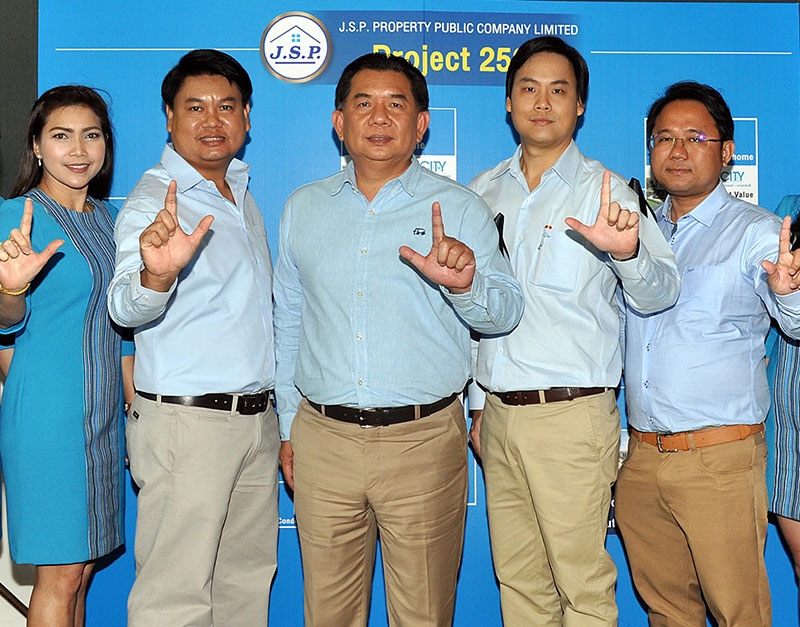 บุกตลาดบ้าน     ไพโรจน์ วัฒนวโรดม กก.ผจก.บจก.เจ.เอส.พี.แอสพลัส และ รอง กก.ผจก.อาวุโส บมจ.เจ.เอส.พี.พร็อพเพอร์ตี้ ต้อนรับผู้เข้าเยี่ยมชมโครงการไมอามี่บางปู โดยเปิดเพิ่มโครงการใหม่ พร้อมเปิดตัวทีมบริหาร นำโดย กีรวัฒน์ แสงรูจี, ประพนธ์ เลิศกชกร และ พีรพงศ์ พฤกษชาติ ที่ โครงการไมอามี่ คอนโด บางปู จ.สมุทรปราการ