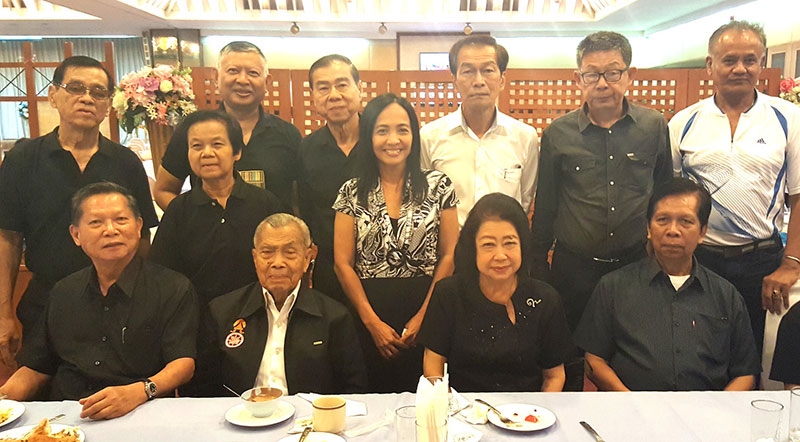 สิงห์แดงสัมพันธ์ : วิเชียร ชวลิต รองประธานกรรมาธิการขับเคลื่อนการปฏิรูปประเทศด้านสังคม สภาขับเคลื่อนการปฏิรูปประเทศ (สปท.) ร่วมพบปะสังสรรค์พี่น้องชมรมรัฐศาสตร์ มหาวิทยาลัยธรรมศาสตร์ โดยมี จเด็จ อินสว่าง ประธานคณะอนุกรรมการพัฒนาโครงสร้างราชการ ภูมิภาค และท้องถิ่น (อ.กพร.) มาร่วมงาน ที่ สโมสรราชตฤณมัยสมาคมฯ (สนามม้านางเลิ้ง)