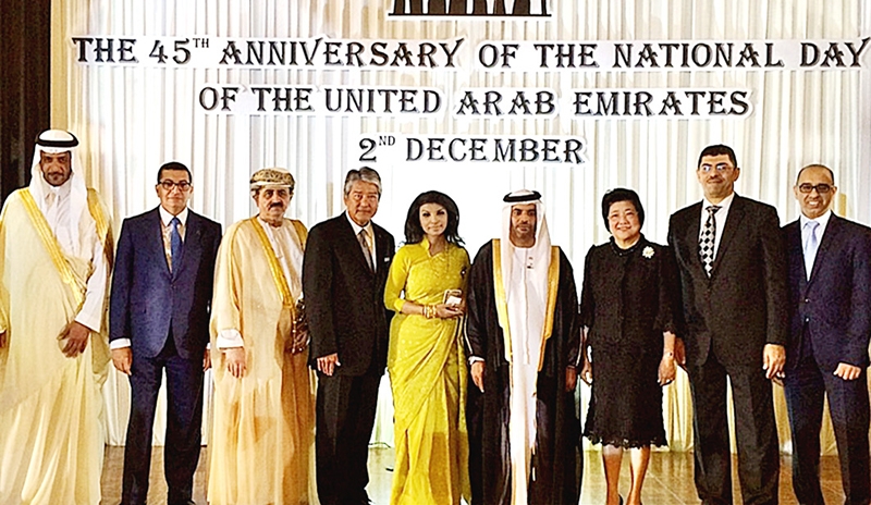 ฉลองวันชาติ : Saif Abdulla Mohammed Khalfan Al Shamsi เอกอัครราชทูตสหรัฐอาหรับเอมิเรตส์ประจำราชอาณาจักรไทย จัดงานฉลองครบรอบ 45 ปี วันชาติสหรัฐอาหรับเอมิเรตส์ โดยมี รศ.ดร.ชวนี ทองโรจน์ ผช.รมต.ประจำกระทรวงการท่องเที่ยวและกีฬา และคณะทูตานุทูต ร่วมงาน ที่โรงแรมดุสิตธานี
