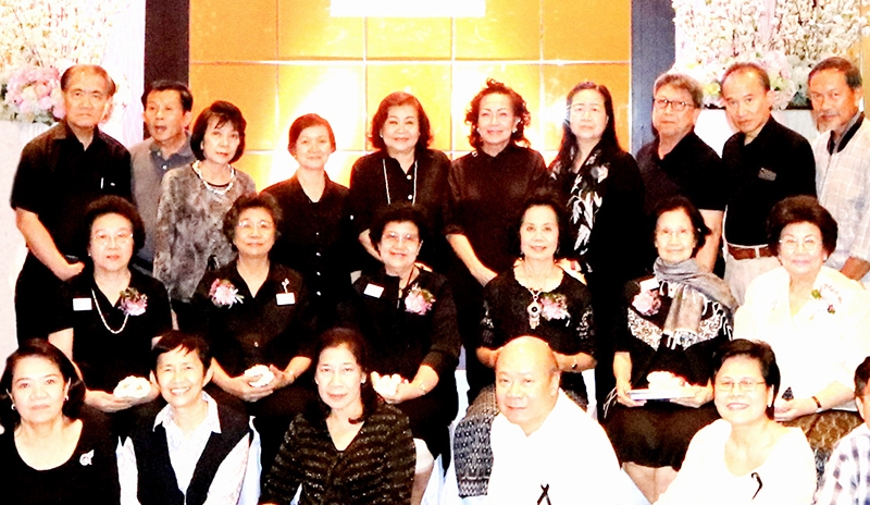 เพื่อนร่วมรุ่น : ดร.วรลักษณ์ กำภูพงษ์ ประธานศิษย์เก่าโรงเรียนสาธิตจุฬาฯ รุ่น 4 จัดงานแสดงมุทิตาจิตคณาจารย์และพบปะเพื่อน โดยมี นพ.รัชตะ รัชตะนาวิน, รศ.วารุณี จันทรานุวัฒน์, รศ.วลีย์ พันธุ์มณี, ผศ.พาณี แสวงกิจ, รศ.อรสา เจนพนัส และ ผศ.สุนันท์ พันธุ์มีเชาวน์ ร่วมงาน ที่โรงแรมใบหยกสกาย