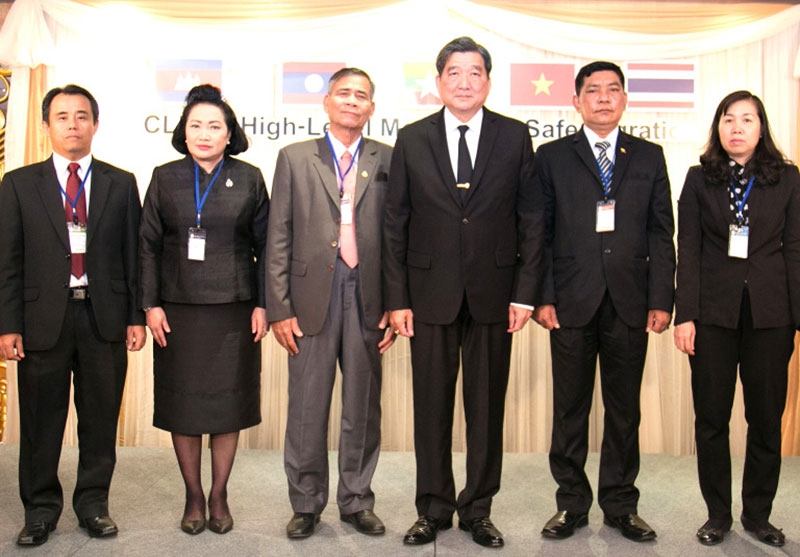 ความร่วมมือระหว่างประเทศ : พล.อ.ศิริชัย ดิษฐกุล รมว.แรงงาน เปิดงานประชุมหัวข้อ “CLMVT High-Level Meeting on Safe Migration” โดยมี ม.ล.ปุณฑริก สมิติ ปลัดกระทรวงแรงงาน ร่วมต้อนรับผู้แทนจากประเทศเพื่อนบ้าน ทั้งลาว, กัมพูชา, เมียนมา และ เวียดนาม ที่โรงแรมดิ เอมเมอรัลด์