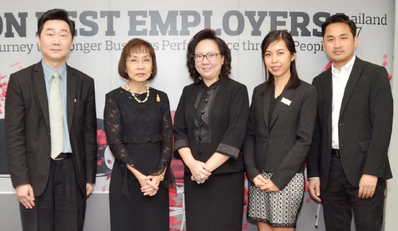 ประจำปี 2560 : รศ.ดร.ศิริยุพา รุ่งเริงสุข ผอ.หลักสูตรการบริหารงานบุคคล สถาบันบัณฑิตบริหารธุรกิจศศินทร์ แห่งจุฬาลงกรณ์มหาวิทยาลัย และ ดร.อดิศักดิ์ จันทรประภาเลิศ กก.ผจก.บจก.เอออน ฮิววิท ประเทศไทย เปิดตัว “โครงการค้นหาสุดยอดนายจ้างดีเด่นครั้งที่ 9” ที่สถาบันบัณฑิตบริหารธุรกิจศศินทร์