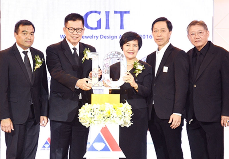 รอบชิงชนะเลิศ : วินิจฉัย แจ่มแจ้ง ผช.รมต.พาณิชย์ เปิดงานตัดสินผลงาน โครงการประกวดออกแบบเครื่องประดับ ครั้งที่ 10 “PERFECT TEN : Playful & Luxurious Designs” โดยมี พรสวาท วัฒนกูล ผอ.สถาบันวิจัยและพัฒนาอัญมณีและเครื่องประดับแห่งชาติ ต้อนรับ ที่ศูนย์การค้าเซ็นทรัลเวิลด์