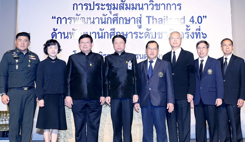 พัฒนาระดับชาติ : นพ.ธีระเกียรติ เจริญเศรษฐศิลป์ รมช.ศึกษาธิการ เปิดการสัมมนา “การพัฒนานักศึกษาสู่ Thailand 4.0” จัดโดย สำนักงานคณะกรรมการการอุดมศึกษา โดยมี ดร.สุวิทย์ เมษินทรีย์ รมช.พาณิชย์ และ ดร.อรสา ภาววิมล ร่วมงาน ที่ โรงแรมมิราเคิล แกรนด์ คอนเวนชั่น