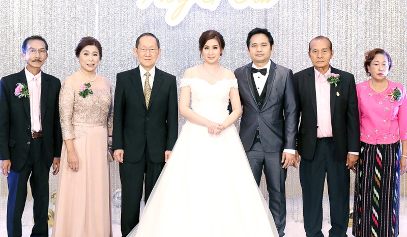 ดวงแก้วกลางใจ : โชติ โสภณพนิช ประธานกรรมการบริหาร บริษัท กรีนสปอต จํากัด เป็นประธานพิธีฉลองมงคลสมรส ระหว่าง ชญาตา แก้วมรินทร์ บุตรี วุฒิชัย -กาญจนาพร แก้วมรินทร์ กับ สยาม กาญจนานนท์ บุตร จ.ส.อ.อมร ขนบดี - วรรธณา กาญจนานนท์ ที่ โรงแรมมิราเคิล แกรนด์ คอนเวนชั่น