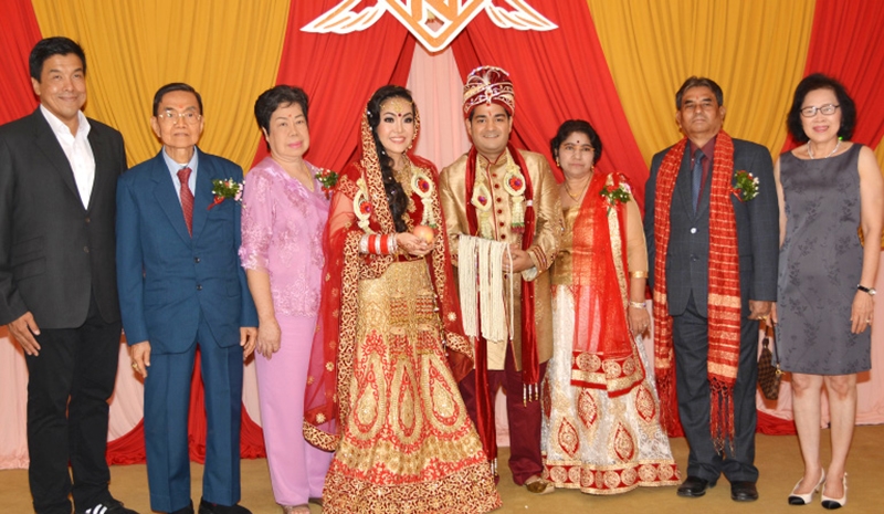 รักเหนือเชื้อชาติ : ดร.ชัชชาติ สิทธิพันธ์ุ ประธานเจ้าหน้าที่บริหาร บริษัทควอลิตี้เฮ้าส์ จำกัด (มหาชน) ร่วมอวยพรในพิธีมงคลสมรสของ มนัสนันท์ ตั้งธันยมนย์ และ ณัฐวุฒิ ศิวะรุจิวงศ์ โดยมี สุวรรณา พุทธประสาท กรรมการบริหาร บมจ.ควอลิติ้เฮ้าส์ ร่วมแสดงความยินดีด้วย ที่ โรงแรมแมนดาริน สามย่าน