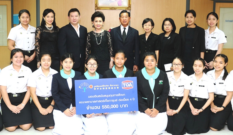 ต่อเนื่อง 4 ปี รวม 10 ทุน : ประจักษ์ - ละออ ตั้งคารวคุณ ประธานที่ปรึกษากลุ่มบริษัททีโอเอ และมูลนิธิคุณแม่ลี้กิมเกียว, วนรัชต์ - ร.ท.พญ.ปิยะชนก ตั้งคารวคุณ ร่วมมอบทุนการศึกษาพยาบาลและผู้ช่วยพยาบาล รวม 550,000 บาท ให้แก่ รศ.ดร.ทัศนีย์ ทองประทีป คณบดีคณะพยาบาลศาสตร์เกื้อการุณย์