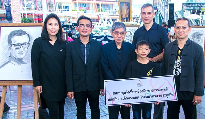 สนับสนุน : มร.พอล โรแชล ผจก.ทั่วไป ศูนย์การค้าจังซีลอน ป่าตอง ภูเก็ต มอบเงินให้แก่ ดช.วชิรวิทย์ สามารถ จิตรกรรุ่นเยาว์ จ.ภูเก็ต ในงาน “นิทรรศการในหลวง ในความทรงจำ” สมทบทุนซื้อเครื่องมือทางการแพทย์ โรงพยาบาลวชิระภูเก็ต โดยมี อ.ธีราธร ลำเนาครุฑ ร่วมงาน ที่ศูนย์การค้าจังซีลอน ป่าตอง ภูเก็ต