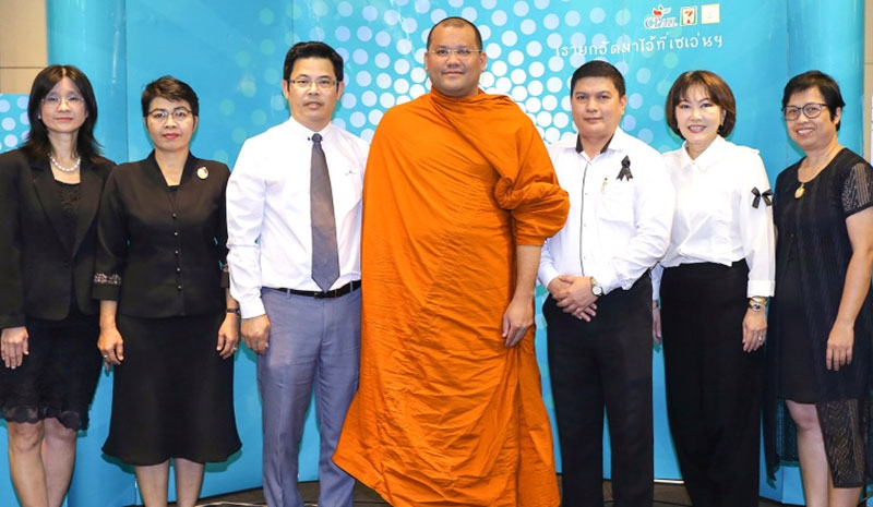 จัดปีที่ 20 : ปรางรัตน์ เกียรติทรงศักดิ์ ผจก.ทั่วไปอาวุโส และ รองประธานพุทธปัญญาชมรม บมจ.ซีพี ออลล์ นิมนต์ พระครูปลัดสุวัฒนวชิรคุณ บรรยายหัวข้อ “ธรรมของพระราชา” ในโครงการ “เรายกวัดมาไว้ที่เซเว่นฯ” เพื่อส่งเสริมคุณธรรม-จริยธรรม และเผยแผ่หลักคำสอนทางพระพุทธศาสนา ที่อาคาร ซี.พี. ถนนสีลม