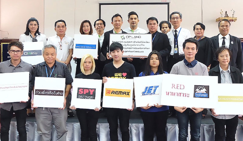 ห้องเรียนเพื่อน้อง ศัลย์ มูลศาสตร์ รอง กก.ผจก.ใหญ่ ฝ่ายบริหารอาคาร บมจ.ซี.พี.แลนด์ พร้อมด้วย 9 ผู้ประกอบการร้านค้าในศูนย์การค้าฟอร์จูนทาวน์ และ บมจ.โมเดอร์นฟอร์มกรุ๊ป ร่วมกันส่งมอบห้องเรียน และอุปกรณ์การเรียนในโครงการ “ซี.พี.แลนด์ อาสา สร้างห้องให้น้องเรียน” ที่โรงเรียนสุรศักดิ์มนตรี เขตดินแดง