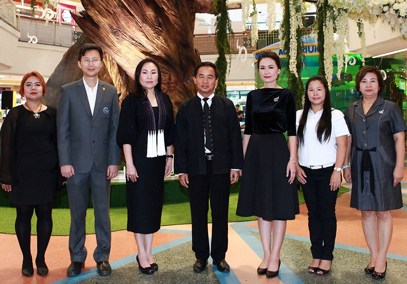 Flora For KING : ประจวบ กันธิยะ รอง ผวจ.เชียงใหม่ เปิดงาน “ตามรอยเท้าพ่อของแผ่นดิน” แสดงประติมากรรมจำลองต้นไม้ใหญ่ สูงกว่า 6 เมตร ซึ่งเปรียบดังพระบารมี โดยมี อรชร จันทร์วิวัฒนา ผอ.อาวุโสฯ สาขาเขตภาคเหนือ บมจ.เซ็นทรัลพัฒนา ร่วมงาน ที่ ศูนย์การค้าเซ็นทรัลพลาซา เชียงใหม่ แอร์พอร์ต