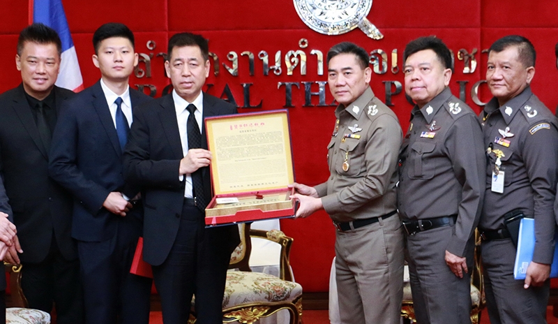 ความสัมพันธ์มั่นคง : พล.ต.อ.จักรทิพย์ ชัยจินดา ผบ.ตร. ต้อนรับ มร.เฉิน ไป่ กัง ที่ปรึกษาอาวุโส (ด้านน้ำโขง) กระทรวงความมั่นคงสาธารณะแห่งสาธารณรัฐประชาชนจีน และคณะ ในโอกาสเข้าเยี่ยมและหารือข้อราชการ โดยมี พล.ต.อ.สุเทพ เดชรักษา รรท.รอง ผบ.ตร. ร่วมหารือ ที่สำนักงานตำรวจแห่งชาติ