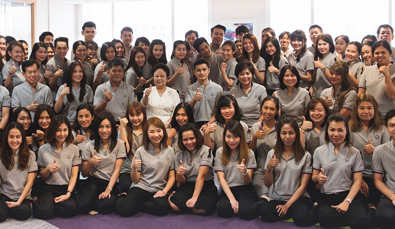 ฉลอง 2 ทศวรรษ : อำพันศรี ชันซื่อ และ นพ.เอกเทศ ชันซื่อ ผู้อำนวยการแพทย์ จัดพิธีทำบุญเลี้ยงพระ ในโอกาสเข้าสู่ปีที่ 20 ของ TRSC ศูนย์เลสิกนานาชาติ สถานพยาบาลเอกชนเฉพาะทางด้านการรักษาสายตาผิดปกติแห่งแรกของไทย โดยมีทีมแพทย์ ผู้บริหาร และพนักงาน ร่วมงาน ที่อาคารอื้อจือเหลียง ถนนพระราม 4