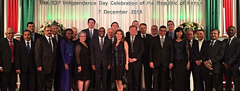 ครบรอบ 53 ปี : Mr.Patrick Simiyu Wamoto เอกอัครราชทูตสาธารณรัฐเคนยาประจำราชอาณาจักรไทย จัดงานเฉลิมฉลองวันเอกราช (ค.ศ.1963) โดยมีคณะทูตานุทูต อาทิ Mr.Peter Prugel เอกอัครราชทูตสหพันธ์สาธารณรัฐเยอรมนีประจำราชอาณาจักรไทย, Dr.Sohail Khan เอกอัครราชทูตสาธารณรัฐอิสลามปากีสถานประจำราชอาณาจักรไทย และ Mr.Abdullah Saleh Ahmed Al-Maimani เอกอัครราชทูตรัฐสุลต่านโอมานประจำราชอาณาจักรไทย ร่วมงาน ที่ โรงแรมเจดับบลิว แมริออท