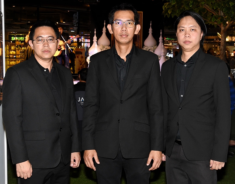 ธ สถิตในดวงใจไทยทั่วหล้า : สุพจน์ วรรณา ปธ.จนท.บห.บมจ.เจเอเอส แอสเซ็ท จัดกิจกรรมในโอกาสวันคล้ายวันพระบรมราชสมภพ พระบาทสมเด็จพระเจ้าอยู่หัว รัชกาลที่ 9 โดยมีการแสดงดนตรีบทเพลงพระราชนิพนธ์ ที่ แจส เออเบิร์น ศรีนครินทร์