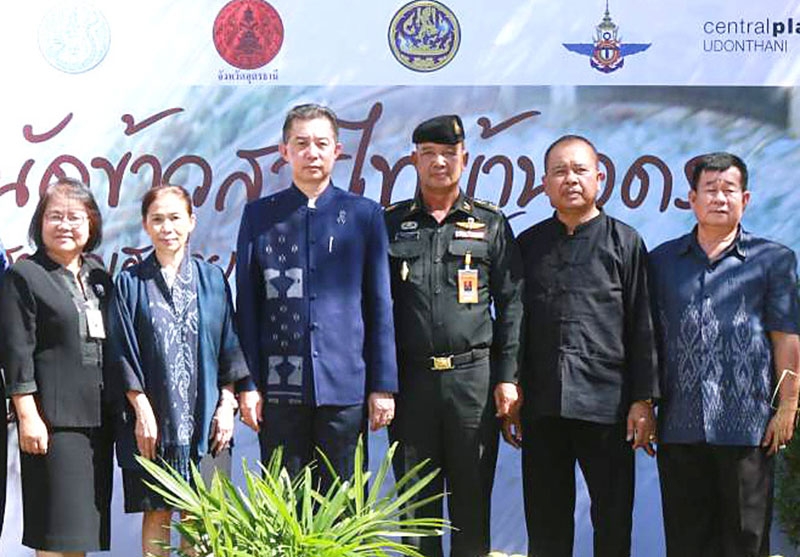 ส่งตรงจากชาวนา : สิทธิชัย จินดาหลวง รอง ผวจ.อุดรธานี เปิดงาน “ตลาดนัดข้าวสารไทบ้านอุดร” จำหน่ายข้าวสารคุณภาพดีเยี่ยมหลากหลายสายพันธุ์ในราคาพิเศษ โดยมี พ.อ.พิทักษ์ จันทร์เขียว รองผู้บังคับบัญชา มณฑลทหารบกที่ 24 ร่วมงาน ที่บริเวณลานบ้านเชียง ศูนย์การค้าเซ็นทรัลพลาซา อุดรธานี