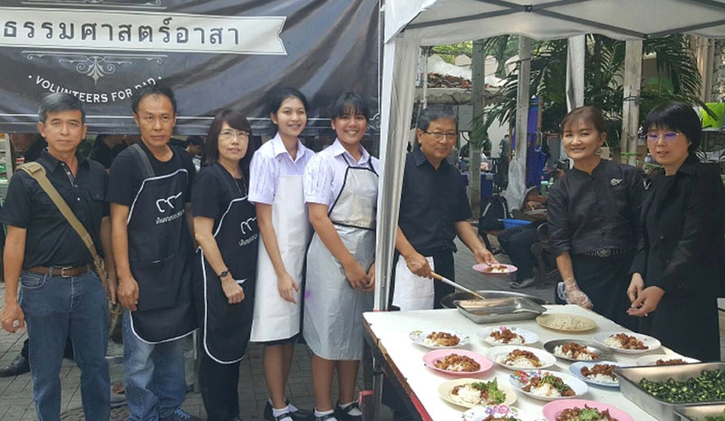 เพื่อชาวจิตอาสา : รศ.หริรักษ์ สูตะบุตร อดีตรองอธิการบดีฝ่ายบริหารบุคคล มหาวิทยาลัยธรรมศาสตร์ ร่วมเป็นเจ้าภาพในครัวธรรมศาสตร์อาสา ทำอาหารเลี้ยงน้องๆ นักเรียน นักศึกษา และอาสาสมัครที่มาช่วยงานในศูนย์ประสานงานจิตอาสา
(Volunteers for Dad) ที่ หอประชุมศรีบูรพา ม.ธรรมศาสตร์ ท่าพระจันทร์