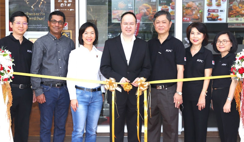 Free WiFi i : ธีระเดช จิราธิวัฒน์ ปธ.จนท.บห.กลุ่มธุรกิจ CRG เปิดร้านเคเอฟซี สาขาใหม่ ที่ให้บริการแบบไดรฟ์ทรู สาขาแรกภายใต้การบริหารงานของ บจก.เซ็นทรัล เรสตอรองส์ กรุ๊ป ในคอนเซ็ปต์ New Gen ที่ทันสมัย สะดวกสบาย อิ่มอร่อยง่ายโดยไม่ต้องลงจากรถ ที่ ร้าน เคเอฟซี สาขาติวานนท์-ปากเกร็ด36