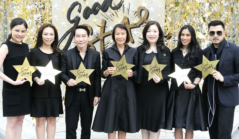 ปรากฏการณ์ดีๆ : ศุภลักษณ์ อัมพุช รอง ปธ.กก.บจก.เดอะมอลล์ กรุ๊ป เปิดกิจกรรม “Let’s Give Good : Good Star” ด้วยแนวคิด “การเริ่มต้นปี การเริ่มต้นสิ่งที่ดี และการทำความดี” ตั้งแต่วันนี้ ถึง 4 ม.ค. 2560 ที่ ห้างสรรพสินค้าเดอะมอลล์ ทุกสาขา, ดิ เอ็มโพเรียม, ดิ เอ็มควอเทียร์, สยามพารากอน และ บลูพอร์ต หัวหิน