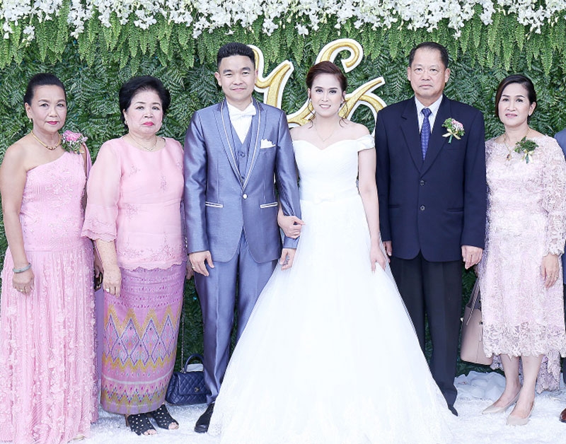 หนึ่งนางกลางใจ : เฉลิมพร พิรุณสาร อดีตปลัดกระทรวงเกษตรและสหกรณ์ และภริยา เป็นประธานพิธีฉลองมงคลสมรส ประภาพร ปรุงกลาง บุตรี ประกอบ–พเยาว์ ปรุงกลาง กับ ชุณหพงศ์ คงจินดา บุตร ฉัตรอร คงจินดา ที่ โรงแรม
มิราเคิล แกรนด์ คอนเวนชั่น