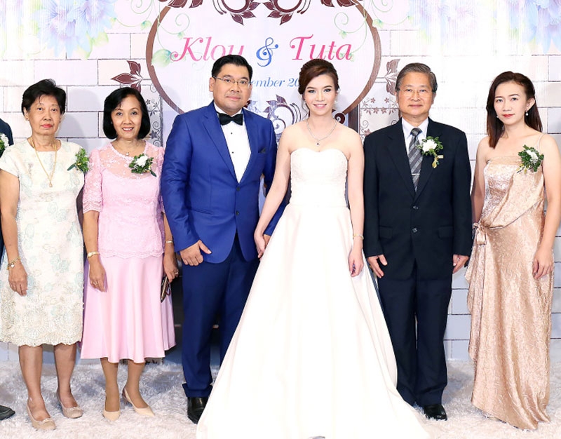 มั่นในรัก : ทรงธรรม พูนเกษมทรัพย์ รองอธิบดีกรมบังคับคดี และภริยา เป็นประธานพิธีฉลองมงคลสมรส ตวงพร ชูผดุงศักดิ์ บุตรี พรศรี บันลือสมบัติกุล กับ สกุลชาย ศรีพิทูลพาทย์ บุตร มานิต–อมรศรี ศรีพิทูลพาทย์ ที่ โรงแรมมิราเคิล แกรนด์ คอนเวนชั่น