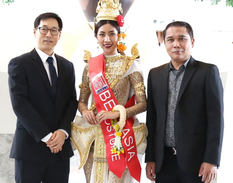 Best Model of The World 2016 : มร.จูน เค ปาร์ค รอง ผจก.ทั่วไป โรงแรมโนโวเทล สุวรรณภูมิ แอร์พอร์ต ยินดีกับ ชนกพิมพ์มาดา ฉัตรเมืองปัก มิสแกรนด์สระบุรี 2016 ที่ได้รับตำแหน่ง Miss Best Asia และ International Costume จากเวทีประกวดที่ สาธารณรัฐตุรกี