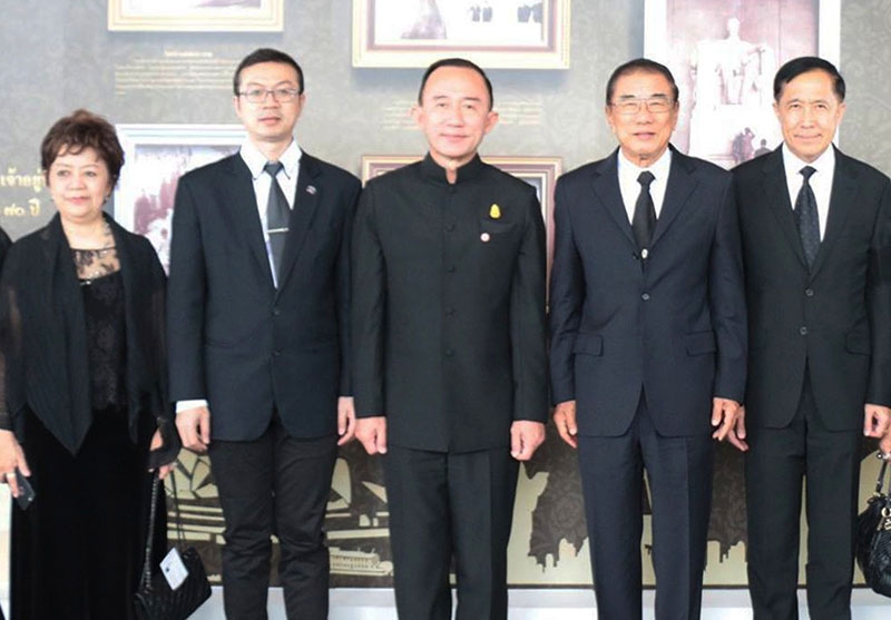 พระอัจฉริยภาพทางดนตรี : ม.ล.ปนัดดา ดิศกุล รมต.ประจำสำนักนายกรัฐมนตรี เป็นประธานในงานคอนเสิร์ต “สายธารพระราชไมตรี” จัดโดย บมจ.อสมท ร่วมกับ วงดุริยางค์ ฟีลฮาร์โมนิกแห่งประเทศไทย โดยมี พล.อ.ฉัตรเฉลิม เฉลิมสุข ปธ.กก.บมจ.อสมท, พล.อ.มงคล อัมพรพิสิฏฐ์ พร้อมคณะผู้บริหาร ต้อนรับ