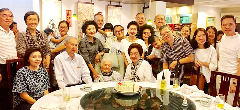 เกินร้อย : คุณแม่สุข ตริยานนท์ ตัดเค้กฉลองวันคล้ายวันเกิดครบ 101 ปี โดยมีลูกๆ ทั้ง 8 ร่วมกันจัดงานเลี้ยงมื้อกลางวัน หลังทำบุญตักบาตรในช่วงเช้า เมื่อวันที่ 10 ธ.ค. 2559 ท่ามกลางลูกๆ หลานๆ ที่มากันพร้อมหน้าด้วยความแช่มชื่นเบิกบาน ในบรรยากาศอันแสนอบอุ่น อาทิ มงคล-นพ.เกรียงศักดิ์-จารุมน ตริยานนท์, พญ.เฉลิมลาภ มงคลสมัย, เพ็ญสินี วรเลิศรัตน์, ไฉไล เจนวัฒนวิทย์ และ ศิวลี กิตติรังสิ ที่ ภัตตาคารรอยัลคิชเช่น ซอยทองหล่อ