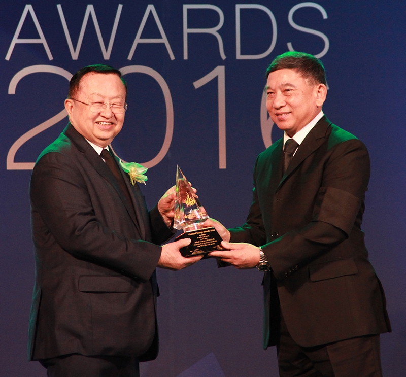 พลังงานสร้างสรรค์...ดีเด่น : พล.อ.อ.ประจิน จั่นตอง รองนายกรัฐมนตรี มอบรางวัล Thailand Energy Awards 2016 ให้แก่ ประชัย เลี่ยวไพรัตน์ ปธ.จนท.บห.บมจ.ทีพีไอ โพลีน ในโครงการผลิตไฟฟ้าจากสายพานลำเลียง Regenerative Downhill Conveyor ซึ่งสามารถผลิตไฟฟ้าป้อนกลับเข้าระบบประมาณ 820 กิโลวัตต์ หรือ 5.5 ล้านหน่วย/ปี หรือ เป็นเงินประมาณ 18 ล้านบาท/ปี มีส่วนช่วยคิดค้นวิธีการประหยัดพลังงาน และนวัตกรรมการประหยัดพลังงานที่มีความหลากหลาย