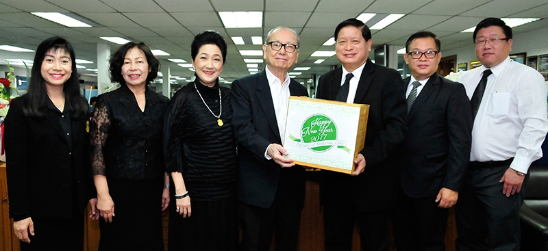 อวยพรปีใหม่ พร้อมใจ...ขอบคุณ : วาริน-ผาณิต พูนศิริวงศ์ ต้อนรับ ศ.คลินิก นพ.วัฒนา นาวาเจริญ คณบดีคณะแพทยศาสตร์ มหาวิทยาลัยเชียงใหม่ พร้อมด้วย ผศ.ลัดดา เฉลยกิตติ ที่ปรึกษาผู้ทรงคุณวุฒิ, ศ.ดร.นพ.คม สุคนธสรรพ์ รองคณบดี, ผศ.นพ.วัฒนา ชาติอภิศักดิ์ รองคณบดี, พัชรา อุบลศรี หัวหน้างานประชาสัมพันธ์ ในโอกาสเข้าพบอวยพรเทศกาลปีใหม่และขอบคุณที่ได้ร่วมรณรงค์หาทุนและประชาสัมพันธ์กิจกรรมต่างๆ ให้แก่คณะมาโดยตลอด ณ สำนักงานหนังสือพิมพ์แนวหน้า