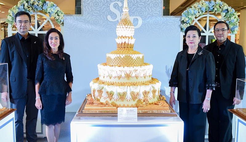 คอลเลคชั่นปีใหม่ 2017 : ภัทรา ศิลาอ่อน ปธ.กก., วิทูร ศิลาอ่อน รอง ผจก.ใหญ่อาวุโสธุรกิจอาหารในประเทศ และ กำธร-มณีสุดา ศิลาอ่อน รอง ผจก.ใหญ่อาวุโสสายการผลิตและซัพพลายเชน, ผจก.ฝ่ายสื่อสารองค์กร บมจ.เอส แอนด์ พี ซินดิเคท เปิดงาน “Season’s Giving” ที่ ศูนย์การค้าเซ็นทรัล พระราม 9