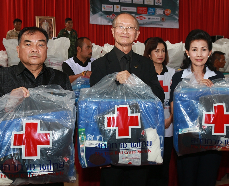 ถวายเป็นพระราชกุศล : พล.ท.นพ.อำนาจ บาลี ผอ.สำนักงานบรรเทาทุกข์และ
ประชานามัยพิทักษ์ สภากาชาดไทย เปิดกิจกรรมบรรเทาภัยหนาว โดยมี ปัทมา วิทย์ดำรงค์ นายกเหล่ากาชาดจังหวัดนครพนม และ ประทีป ฤทธิกุล รอง ผวจ.
นครพนม ร่วมต้อนรับ ณ ที่ว่าการอำเภอโพนสวรรค์ จังหวัดนครพนม