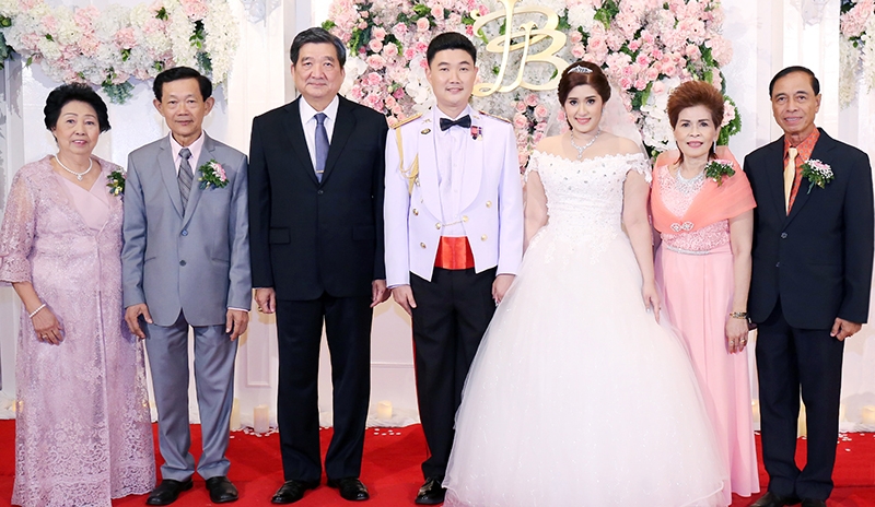 บัญชาการรัก : พล.อ.ศิริชัย ดิษฐกุล รมว.แรงงาน เป็นประธานพิธีฉลองมงคลสมรส ระหว่าง ร.ท.หญิง ภคอร พ่วงอำภัย บุตรี พล.ต.ธนายุทธ-ทิพย์วรรณ พ่วงอำภัย กับ พ.ท.ธนัชพันธ์ เอกสิทธิเกิดผล บุตร โรจณัฏฐ์-
นลินทิพย์ เอกสิทธิเกิดผล ที่ โรงแรมมิราเคิล แกรนด์ คอนเวนชั่น